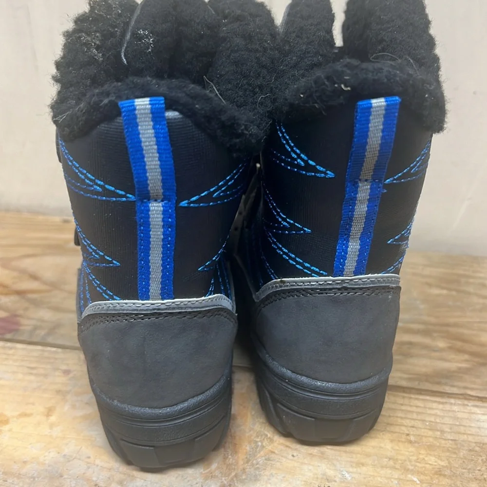 Boys Totes winter /snow boot.  In very good condition. There are some scuffs